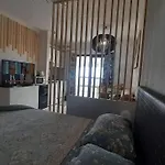 아파트 Central Studio With Sea View Balcony!