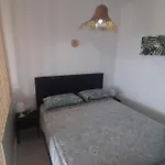 Central Studio With Sea View Balcony! 아파트