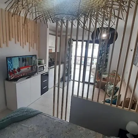 Central Studio With Sea View Balcony! 아파트
