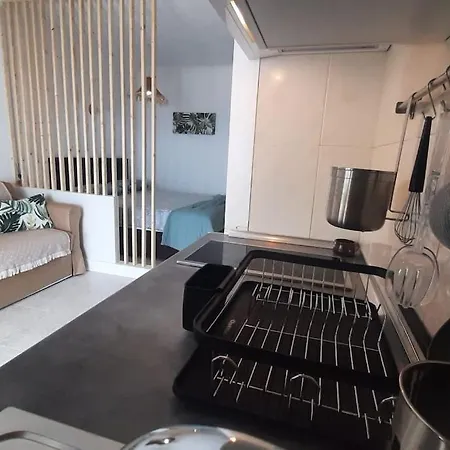 Apartment Central Studio With Sea View Balcony!
