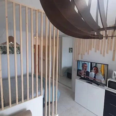 Central Studio With Sea View Balcony! 아파트