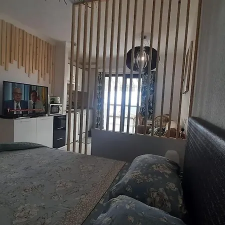 Apartment Central Studio With Sea View Balcony!